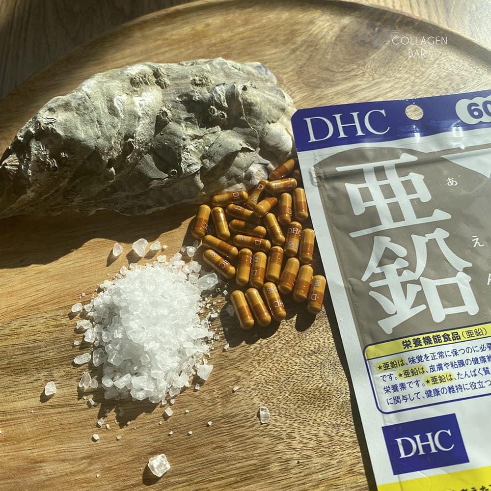 Комплекс цинк (Zn) + селен (Se) + хром (Cr) DHC, капсули цього комплексу, порожня стулка устричної раковини і гірка великої морської солі на круглій дерев'яній тарілці